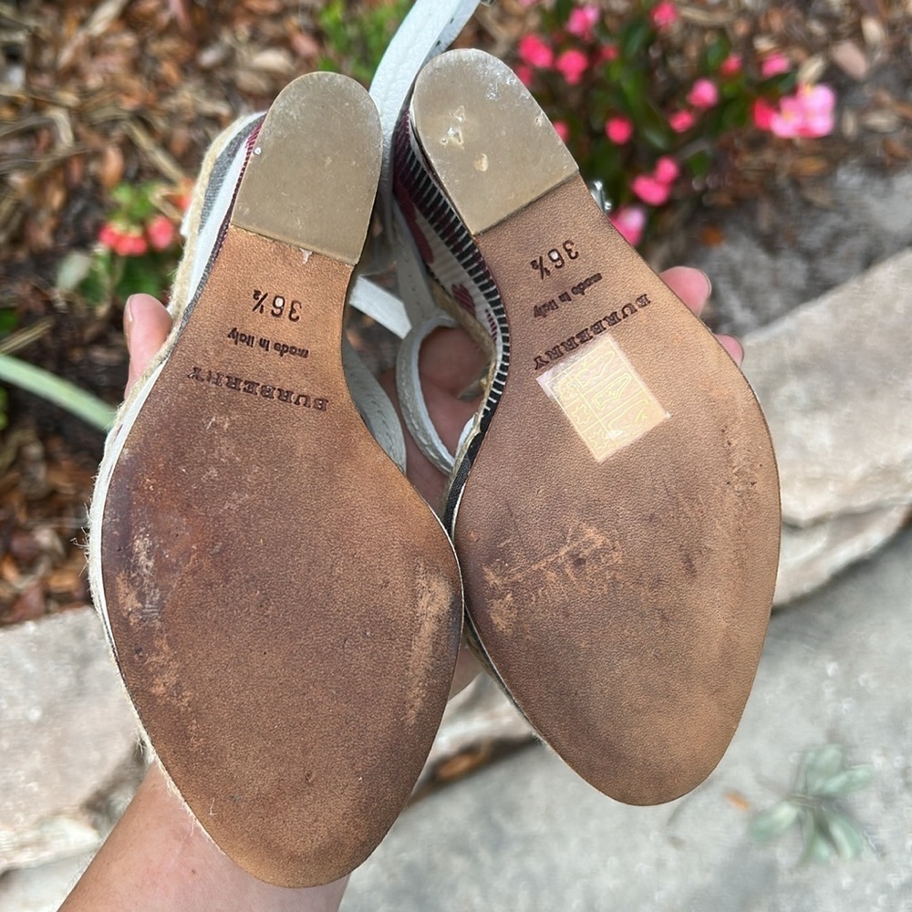 Burberry Nova Check Heart Wedges COA - Picture 9 of 14